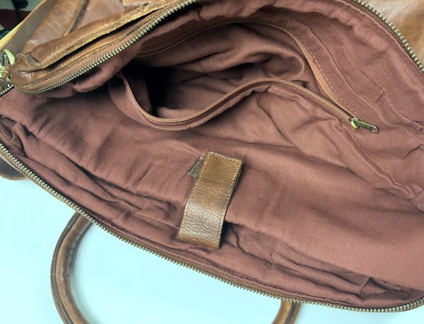 leather_messenger_bag Inside the Bag