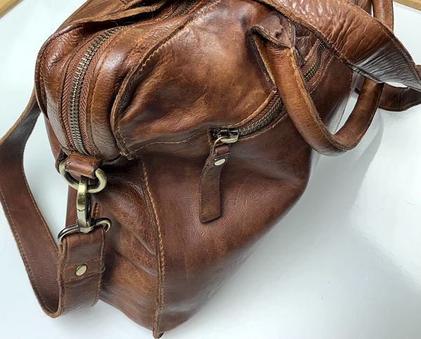 leather_messenger_bag Side of Bag