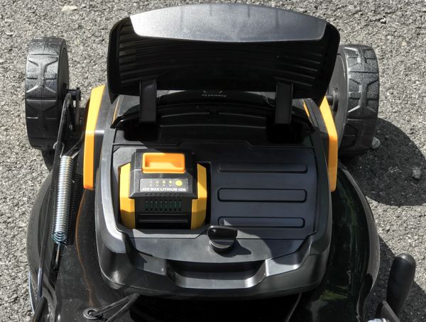 mowox_single_battery_compartment_plus_key