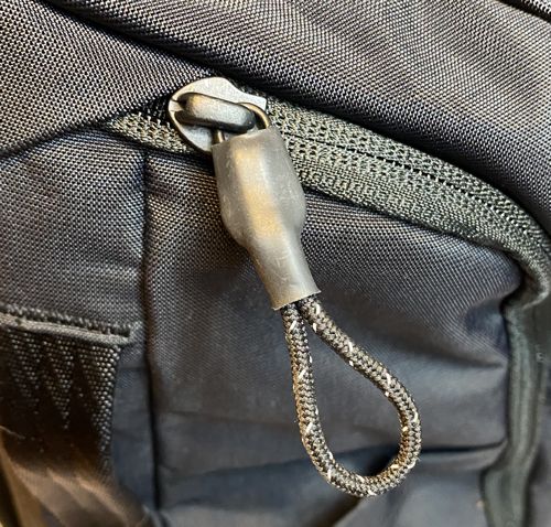 thule_paramount_27L_backpack_zipper_pull